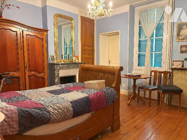 Belle maison en pierre au cœur du village de DAMAZAN. Cinq chambres, véranda, jardin intérieur !