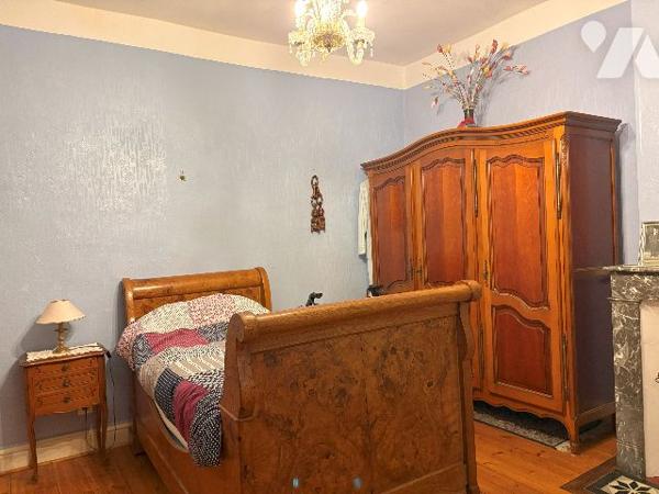 Belle maison en pierre au cœur du village de DAMAZAN. Cinq chambres, véranda, jardin intérieur !