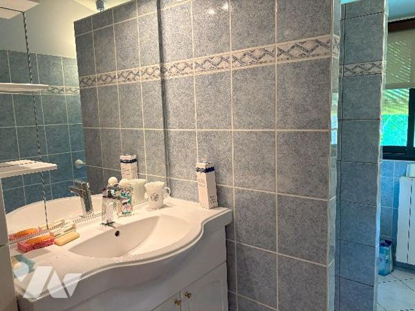 Belle maison en pierre au cœur du village de DAMAZAN. Cinq chambres, véranda, jardin intérieur !