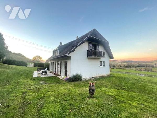 Pavillon édifié sur un sous-sol comprenant :

Au rez-de-chaussée, une entrée desservant un sa...