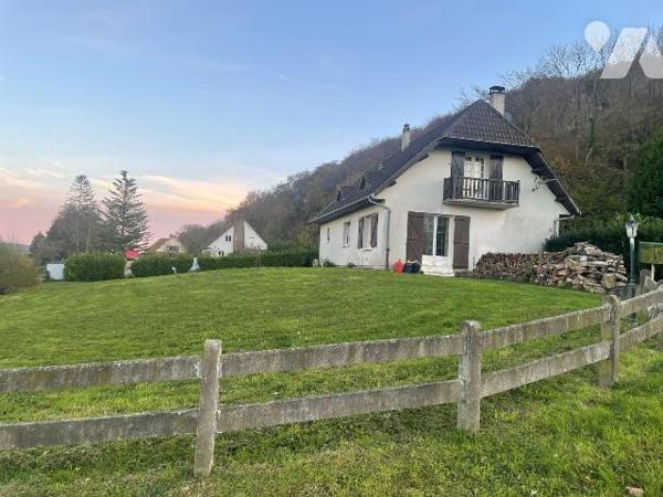 Pavillon édifié sur un sous-sol comprenant :

Au rez-de-chaussée, une entrée desservant un sa...