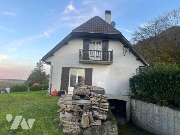 Pavillon édifié sur un sous-sol comprenant :

Au rez-de-chaussée, une entrée desservant un sa...