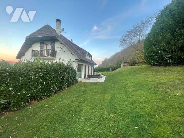 Pavillon édifié sur un sous-sol comprenant :

Au rez-de-chaussée, une entrée desservant un sa...