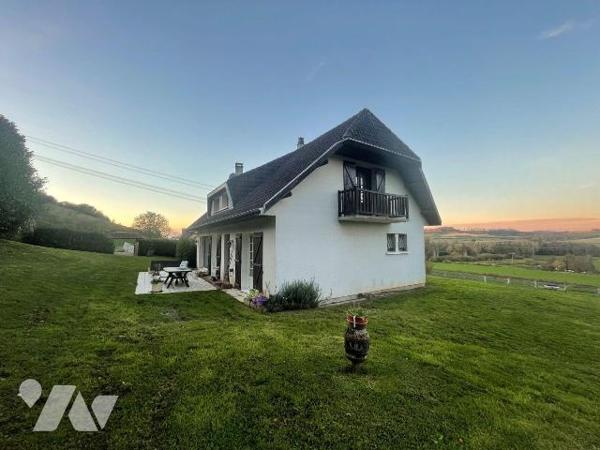 Pavillon édifié sur un sous-sol comprenant :

Au rez-de-chaussée, une entrée desservant un sa...