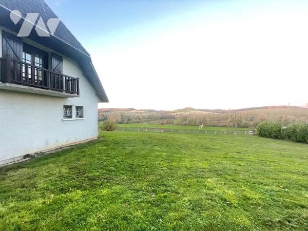 Pavillon édifié sur un sous-sol comprenant :

Au rez-de-chaussée, une entrée desservant un sa...