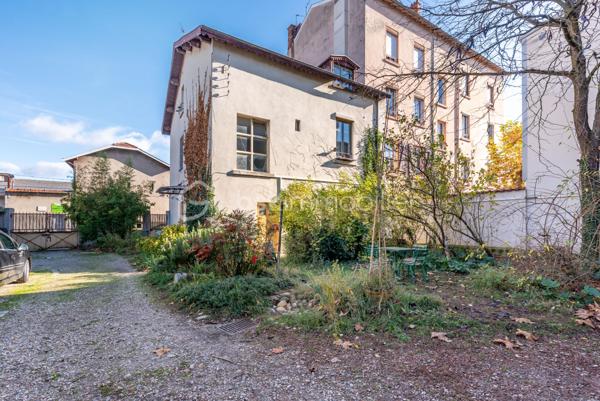 Appartement T3 situé rue poizat, rue calme du quartier Grand Clément, à 200 mètres de l'école Immaculée Conception et à moins de 5 minutes à pied des commerces. A proximité directe des transports et des grands axes, il se trouve à 15 minutes de la Part Dieu en tramway  (T3, T6 arrêt Gare de Villeurbanne), à 20 minutes de Cordeliers (TB11, C26 arrêt Grand Clément) et à 5 minutes en voiture du périphérique.  

Parfait hybride entre une maison et un appartement, ce bien de 70 m², au cœur d'une copropriété paisible de 4 lots, allie charme de l'ancien et commodités modernes. Optimisé sans aucune perte d'espace, il se compose d'une pièce de vie de 43 m², de 2 chambres de 9 et 10m² dont une avec dressing, d'une salle d'eau et d'un WC séparé.

L'extérieur offre une terrasse privative de 17m² donnant sur le jardin arboré commun et partagé par 3 personnes, avec cours o chacun détient sa place de parking.