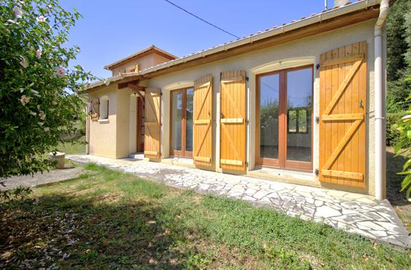 Proche d'Agen maison de 5 pièces principales de 108 m² avec garage et jardin dans un environnement calme.