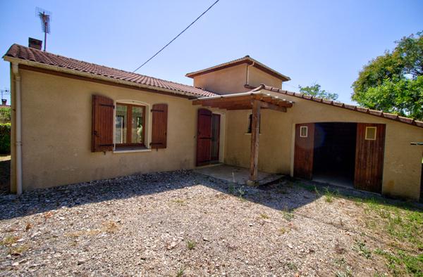 Proche d'Agen maison de 5 pièces principales de 108 m² avec garage et jardin dans un environnement calme.