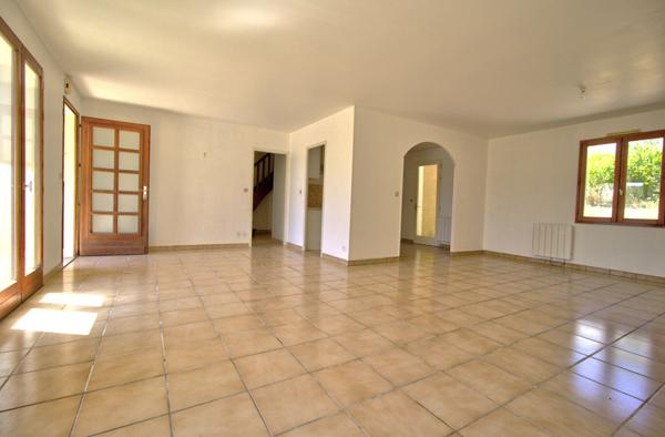 Proche d'Agen maison de 5 pièces principales de 108 m² avec garage et jardin dans un environnement calme.