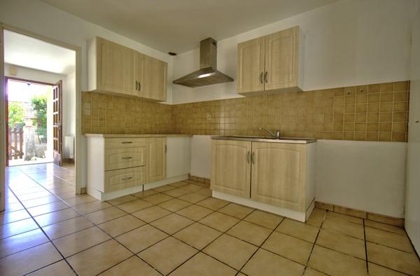 Proche d'Agen maison de 5 pièces principales de 108 m² avec garage et jardin dans un environnement calme.