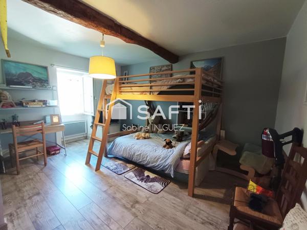 MAISON DE VILLAGE ATYPIQUE, RENOVEE