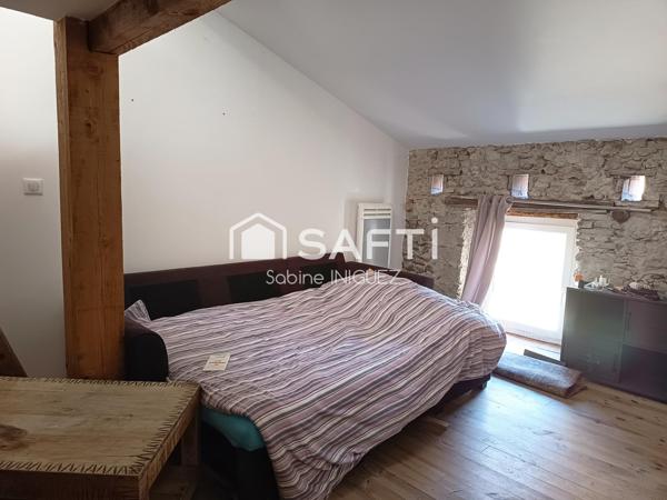 MAISON DE VILLAGE ATYPIQUE, RENOVEE