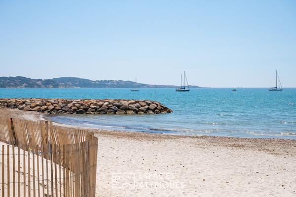 Appartement – villa avec terrasse en bord de mer