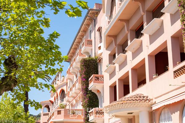 Appartement – villa avec terrasse en bord de mer