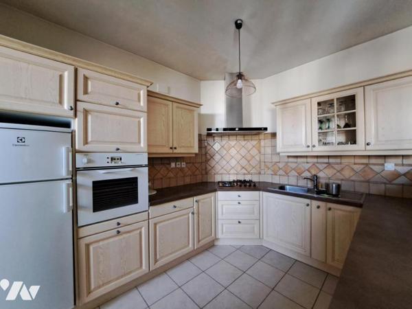 Maison de caractère avec grand garage et jardinet