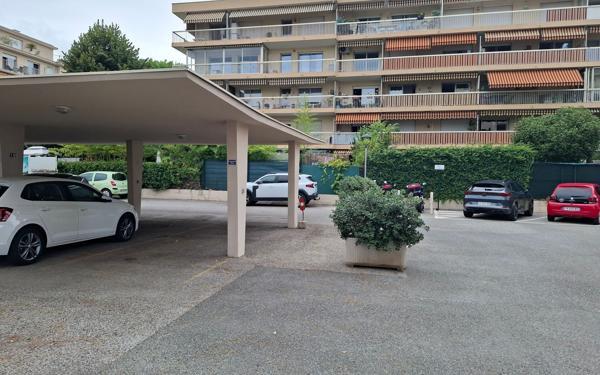Stationnement à louer