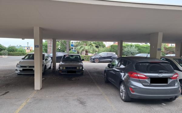 Stationnement à louer