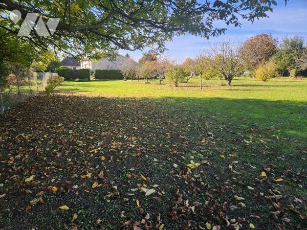 A vendre à Trannes, à 15 min de Bar-sur Aube, un terrain plat de 3 200 m² dont 1800 m² construc...