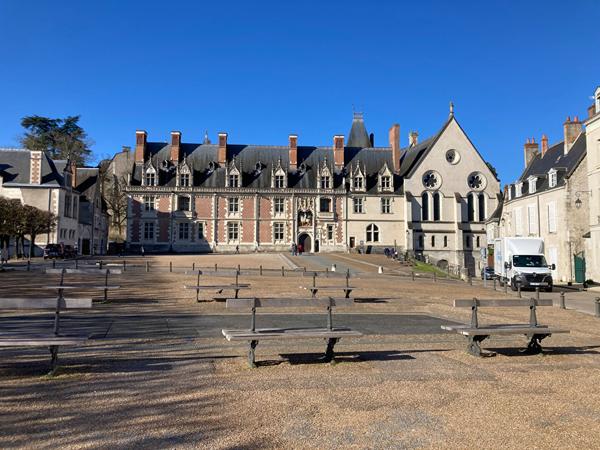 APPARTEMENT T2 MEUBLE A LOUER EN COURTE DUREE - A BLOIS - BELLES PRESTATIONS - VUE SUR CHÂTEAU & LOIRE