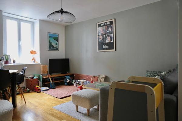 A vendre à REIMS (51) centre ville, une maison +garage+terrasse+cave voutée