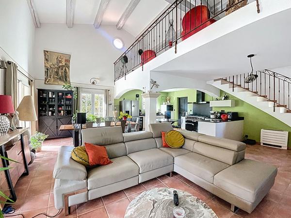 Maison Pierrevert 5 pièces 172 m², terrasse, piscine, et dépendance