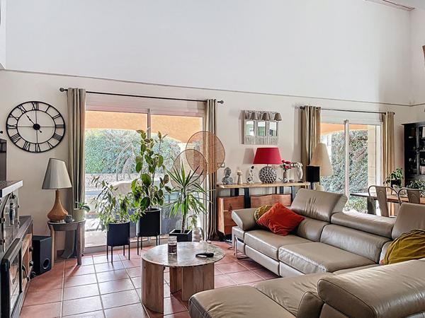 Maison Pierrevert 5 pièces 172 m², terrasse, piscine, et dépendance