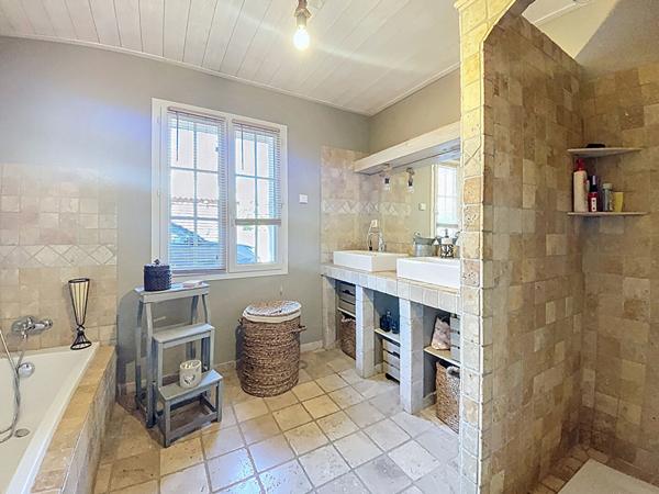 Maison Pierrevert 5 pièces 172 m², terrasse, piscine, et dépendance