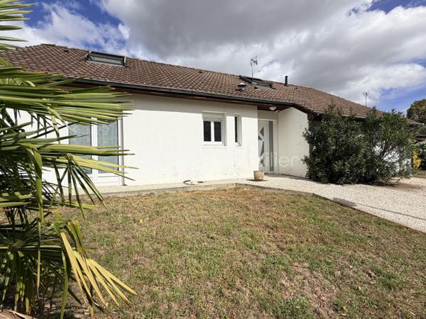 Maison située dans un quartier calme, à proximité des écoles et de toutes les commodités.

Elle comprend au rez-de-chaussée une entrée, une cuisine ouverte sur un agréable salon-séjour, deux chambres, une salle d'eau, un WC indépendant, un garage ainsi qu'un cellier.

À l'étage, un palier dessert deux chambres supplémentaires.

Vous bénéficierez également d'une cave extérieure.

Le tout dans un environnement recherché, idéal pour une famille en quête de confort et de tranquillité.