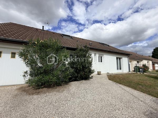 Maison située dans un quartier calme, à proximité des écoles et de toutes les commodités.

Elle comprend au rez-de-chaussée une entrée, une cuisine ouverte sur un agréable salon-séjour, deux chambres, une salle d'eau, un WC indépendant, un garage ainsi qu'un cellier.

À l'étage, un palier dessert deux chambres supplémentaires.

Vous bénéficierez également d'une cave extérieure.

Le tout dans un environnement recherché, idéal pour une famille en quête de confort et de tranquillité.