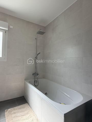Maison située dans un quartier calme, à proximité des écoles et de toutes les commodités.

Elle comprend au rez-de-chaussée une entrée, une cuisine ouverte sur un agréable salon-séjour, deux chambres, une salle d'eau, un WC indépendant, un garage ainsi qu'un cellier.

À l'étage, un palier dessert deux chambres supplémentaires.

Vous bénéficierez également d'une cave extérieure.

Le tout dans un environnement recherché, idéal pour une famille en quête de confort et de tranquillité.