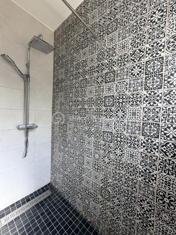 Maison située dans un quartier calme, à proximité des écoles et de toutes les commodités.

Elle comprend au rez-de-chaussée une entrée, une cuisine ouverte sur un agréable salon-séjour, deux chambres, une salle d'eau, un WC indépendant, un garage ainsi qu'un cellier.

À l'étage, un palier dessert deux chambres supplémentaires.

Vous bénéficierez également d'une cave extérieure.

Le tout dans un environnement recherché, idéal pour une famille en quête de confort et de tranquillité.