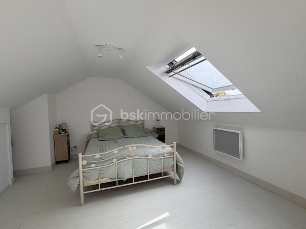Maison située dans un quartier calme, à proximité des écoles et de toutes les commodités.

Elle comprend au rez-de-chaussée une entrée, une cuisine ouverte sur un agréable salon-séjour, deux chambres, une salle d'eau, un WC indépendant, un garage ainsi qu'un cellier.

À l'étage, un palier dessert deux chambres supplémentaires.

Vous bénéficierez également d'une cave extérieure.

Le tout dans un environnement recherché, idéal pour une famille en quête de confort et de tranquillité.