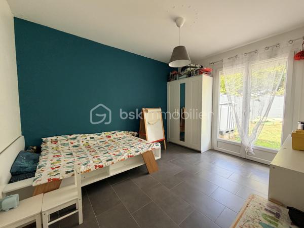 Maison située dans un quartier calme, à proximité des écoles et de toutes les commodités.

Elle comprend au rez-de-chaussée une entrée, une cuisine ouverte sur un agréable salon-séjour, deux chambres, une salle d'eau, un WC indépendant, un garage ainsi qu'un cellier.

À l'étage, un palier dessert deux chambres supplémentaires.

Vous bénéficierez également d'une cave extérieure.

Le tout dans un environnement recherché, idéal pour une famille en quête de confort et de tranquillité.