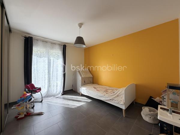 Maison située dans un quartier calme, à proximité des écoles et de toutes les commodités.

Elle comprend au rez-de-chaussée une entrée, une cuisine ouverte sur un agréable salon-séjour, deux chambres, une salle d'eau, un WC indépendant, un garage ainsi qu'un cellier.

À l'étage, un palier dessert deux chambres supplémentaires.

Vous bénéficierez également d'une cave extérieure.

Le tout dans un environnement recherché, idéal pour une famille en quête de confort et de tranquillité.