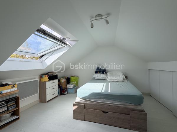 Maison située dans un quartier calme, à proximité des écoles et de toutes les commodités.

Elle comprend au rez-de-chaussée une entrée, une cuisine ouverte sur un agréable salon-séjour, deux chambres, une salle d'eau, un WC indépendant, un garage ainsi qu'un cellier.

À l'étage, un palier dessert deux chambres supplémentaires.

Vous bénéficierez également d'une cave extérieure.

Le tout dans un environnement recherché, idéal pour une famille en quête de confort et de tranquillité.