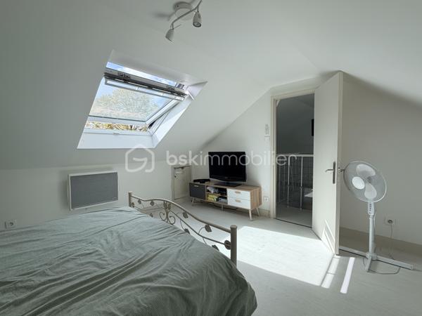 Maison située dans un quartier calme, à proximité des écoles et de toutes les commodités.

Elle comprend au rez-de-chaussée une entrée, une cuisine ouverte sur un agréable salon-séjour, deux chambres, une salle d'eau, un WC indépendant, un garage ainsi qu'un cellier.

À l'étage, un palier dessert deux chambres supplémentaires.

Vous bénéficierez également d'une cave extérieure.

Le tout dans un environnement recherché, idéal pour une famille en quête de confort et de tranquillité.