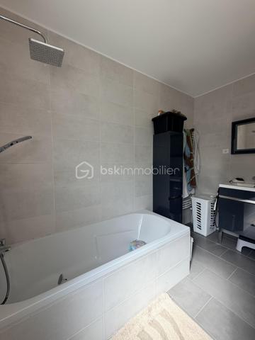Maison située dans un quartier calme, à proximité des écoles et de toutes les commodités.

Elle comprend au rez-de-chaussée une entrée, une cuisine ouverte sur un agréable salon-séjour, deux chambres, une salle d'eau, un WC indépendant, un garage ainsi qu'un cellier.

À l'étage, un palier dessert deux chambres supplémentaires.

Vous bénéficierez également d'une cave extérieure.

Le tout dans un environnement recherché, idéal pour une famille en quête de confort et de tranquillité.