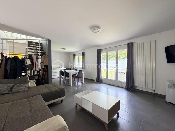 Maison située dans un quartier calme, à proximité des écoles et de toutes les commodités.

Elle comprend au rez-de-chaussée une entrée, une cuisine ouverte sur un agréable salon-séjour, deux chambres, une salle d'eau, un WC indépendant, un garage ainsi qu'un cellier.

À l'étage, un palier dessert deux chambres supplémentaires.

Vous bénéficierez également d'une cave extérieure.

Le tout dans un environnement recherché, idéal pour une famille en quête de confort et de tranquillité.