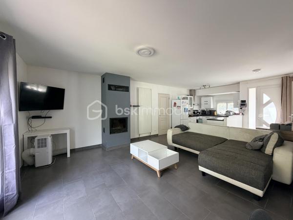 Maison située dans un quartier calme, à proximité des écoles et de toutes les commodités.

Elle comprend au rez-de-chaussée une entrée, une cuisine ouverte sur un agréable salon-séjour, deux chambres, une salle d'eau, un WC indépendant, un garage ainsi qu'un cellier.

À l'étage, un palier dessert deux chambres supplémentaires.

Vous bénéficierez également d'une cave extérieure.

Le tout dans un environnement recherché, idéal pour une famille en quête de confort et de tranquillité.