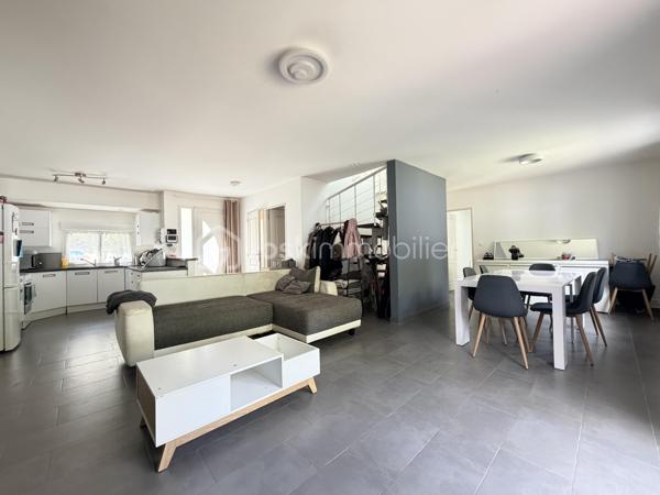 Maison située dans un quartier calme, à proximité des écoles et de toutes les commodités.

Elle comprend au rez-de-chaussée une entrée, une cuisine ouverte sur un agréable salon-séjour, deux chambres, une salle d'eau, un WC indépendant, un garage ainsi qu'un cellier.

À l'étage, un palier dessert deux chambres supplémentaires.

Vous bénéficierez également d'une cave extérieure.

Le tout dans un environnement recherché, idéal pour une famille en quête de confort et de tranquillité.