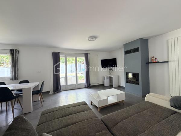 Maison située dans un quartier calme, à proximité des écoles et de toutes les commodités.

Elle comprend au rez-de-chaussée une entrée, une cuisine ouverte sur un agréable salon-séjour, deux chambres, une salle d'eau, un WC indépendant, un garage ainsi qu'un cellier.

À l'étage, un palier dessert deux chambres supplémentaires.

Vous bénéficierez également d'une cave extérieure.

Le tout dans un environnement recherché, idéal pour une famille en quête de confort et de tranquillité.
