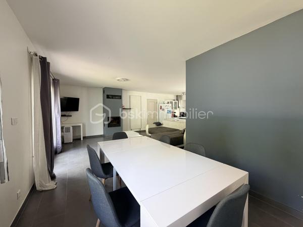 Maison située dans un quartier calme, à proximité des écoles et de toutes les commodités.

Elle comprend au rez-de-chaussée une entrée, une cuisine ouverte sur un agréable salon-séjour, deux chambres, une salle d'eau, un WC indépendant, un garage ainsi qu'un cellier.

À l'étage, un palier dessert deux chambres supplémentaires.

Vous bénéficierez également d'une cave extérieure.

Le tout dans un environnement recherché, idéal pour une famille en quête de confort et de tranquillité.