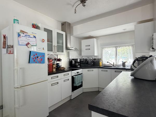 Maison située dans un quartier calme, à proximité des écoles et de toutes les commodités.

Elle comprend au rez-de-chaussée une entrée, une cuisine ouverte sur un agréable salon-séjour, deux chambres, une salle d'eau, un WC indépendant, un garage ainsi qu'un cellier.

À l'étage, un palier dessert deux chambres supplémentaires.

Vous bénéficierez également d'une cave extérieure.

Le tout dans un environnement recherché, idéal pour une famille en quête de confort et de tranquillité.