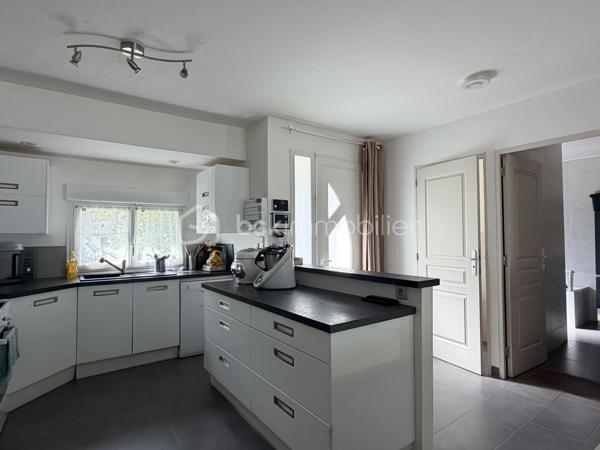 Maison située dans un quartier calme, à proximité des écoles et de toutes les commodités.

Elle comprend au rez-de-chaussée une entrée, une cuisine ouverte sur un agréable salon-séjour, deux chambres, une salle d'eau, un WC indépendant, un garage ainsi qu'un cellier.

À l'étage, un palier dessert deux chambres supplémentaires.

Vous bénéficierez également d'une cave extérieure.

Le tout dans un environnement recherché, idéal pour une famille en quête de confort et de tranquillité.