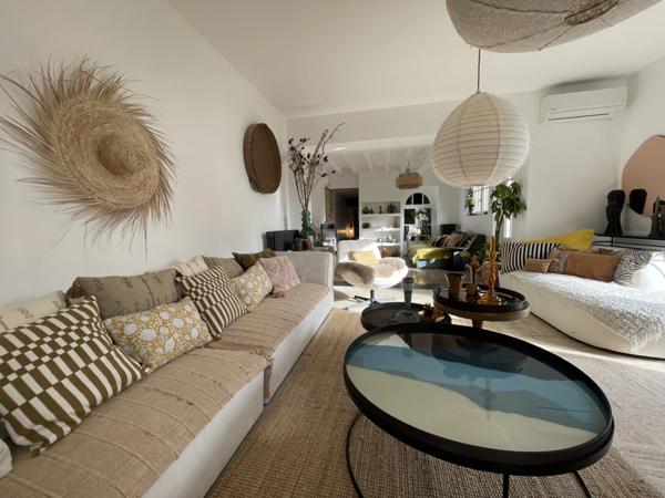 Maison de ville de 230m2 entièrement rénovée, composée de 4 chambres, terrasse et jardin à proximité du coeur de ville de Saumur.