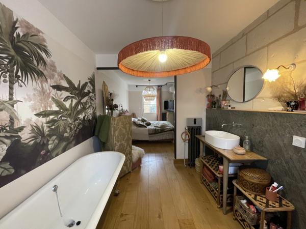 Maison de ville de 230m2 entièrement rénovée, composée de 4 chambres, terrasse et jardin à proximité du coeur de ville de Saumur.