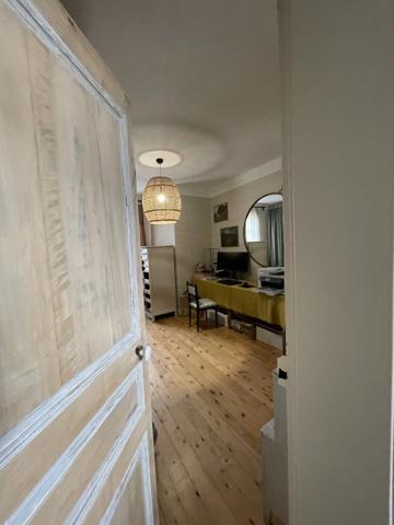 Maison de ville de 230m2 entièrement rénovée, composée de 4 chambres, terrasse et jardin à proximité du coeur de ville de Saumur.