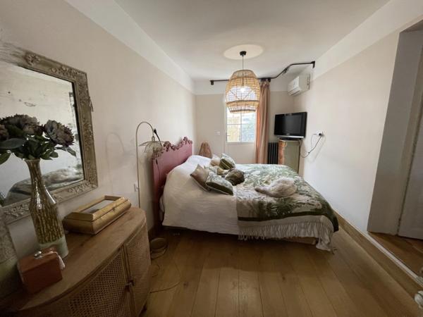 Maison de ville de 230m2 entièrement rénovée, composée de 4 chambres, terrasse et jardin à proximité du coeur de ville de Saumur.