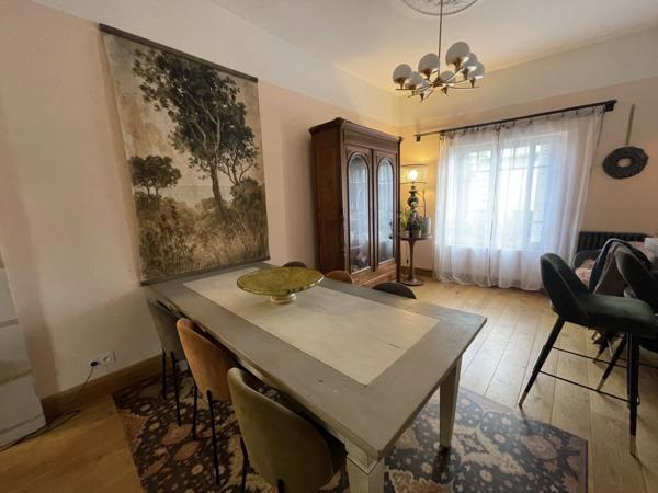 Maison de ville de 230m2 entièrement rénovée, composée de 4 chambres, terrasse et jardin à proximité du coeur de ville de Saumur.