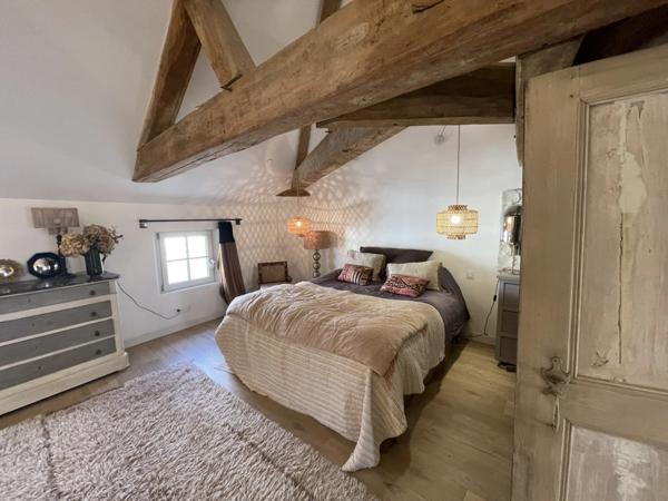 Maison de ville de 230m2 entièrement rénovée, composée de 4 chambres, terrasse et jardin à proximité du coeur de ville de Saumur.